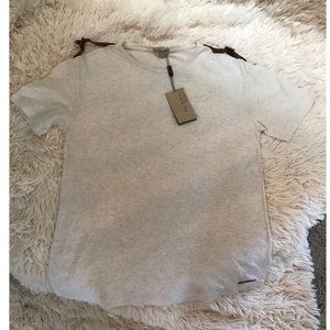 AUTHENTIC Burberry T-shirt with leather buckles.